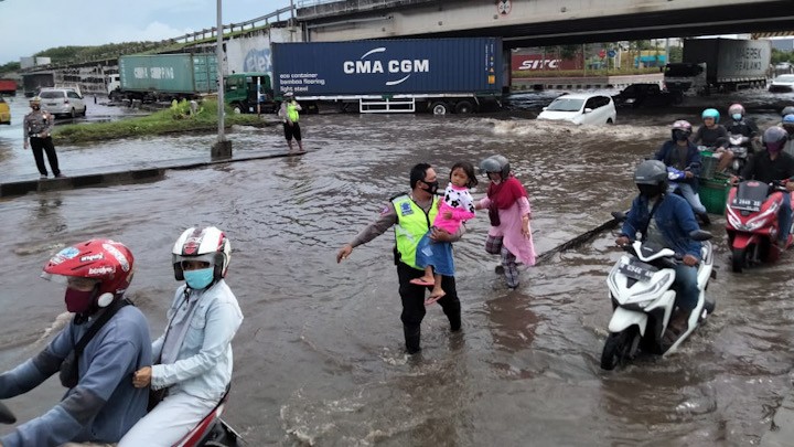 Polisi Berjibaku Bantu Warga Melintasi Banjir di Semarang - Bagian 2