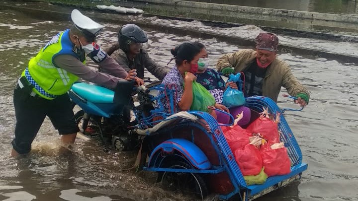 Polisi Berjibaku Bantu Warga Melintasi Banjir di Semarang - Bagian 3