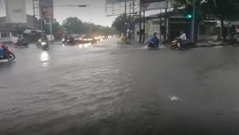 Semarang Banjir, Ketingggian Air di Sejumlah Wilayah Belum Surut Sabtu Malam