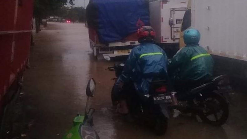 title Terendam Banjir, Jalur Semarang-Kendal di Mangkang Macet Total Terendam Banjir, Jalur Semarang-Kendal di Mangkang Macet Total