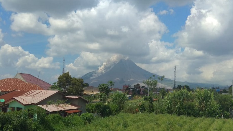Gunung Sinabung Luncurkan Guguran Awan Panas Sejauh 2,5 Kilometer