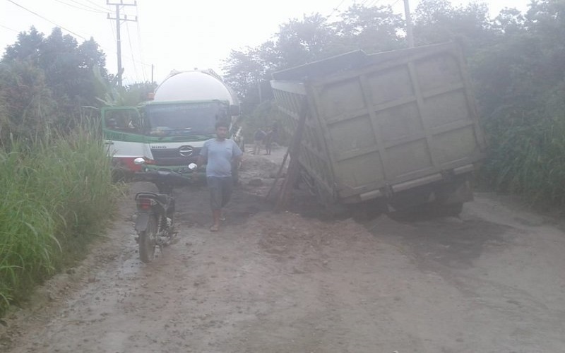 Jalan Cor Beton Lintas Kabupaten di Sumsel Rusak Parah  