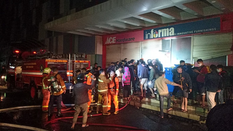 Kebakaran di Mal Panakkukang Makassar, 10 Mobil Damkar Diturunkan