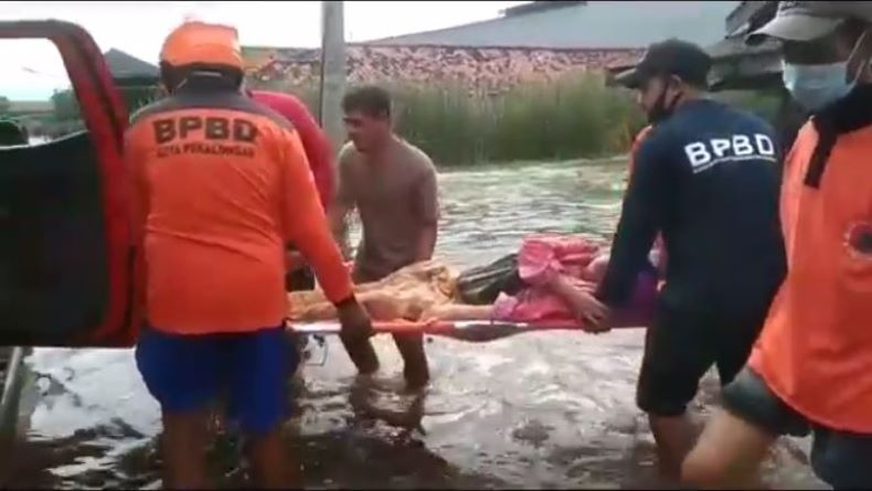 Banjir Rendam 16 Kelurahan di Pekalongan, Pengungsi Kekurangan Obat-Obatan 