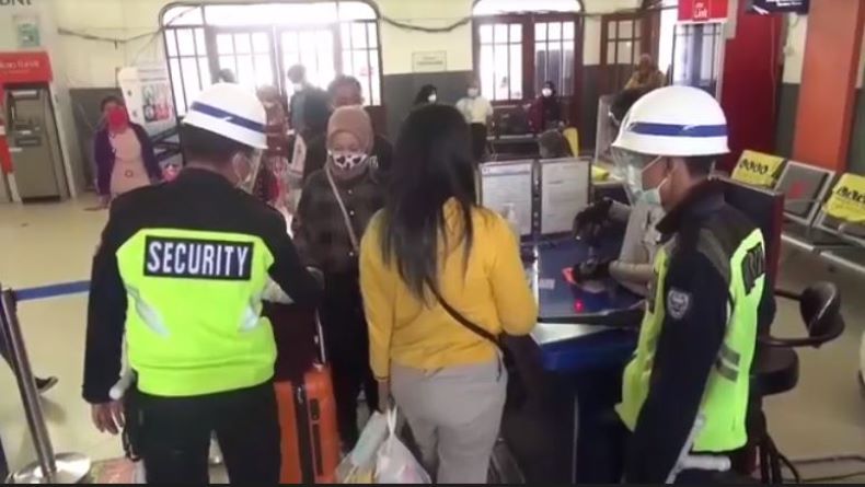 Dampak Banjir Semarang, Penumpang di Stasiun Tegal Menunggu 3 Jam 