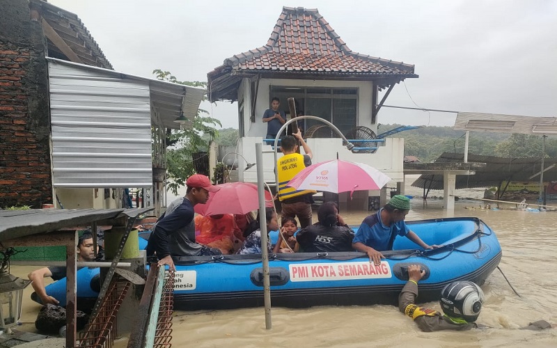 Semarang Banjir, Petugas Evakuasi 7 Warga di Perum Mangkang Raya