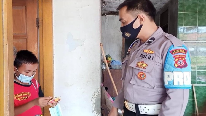 Rogoh Kocek Sendiri, Polisi di Majalengka 10 Bulan Bagi-bagi Kuota Internet untuk Pelajar