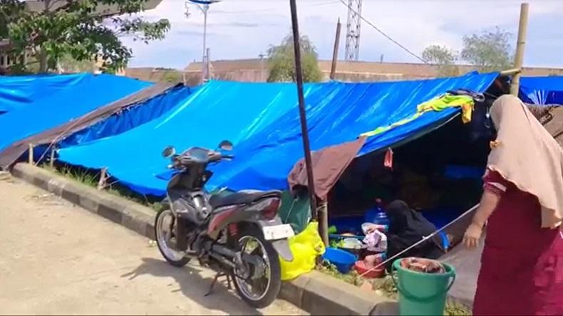 Tak Jaga Jarak, 300 Pengungsi dan Relawan Pascagempa Sulbar Positif Covid