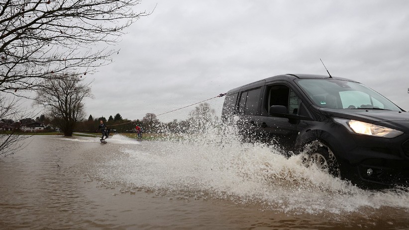 Pria Ini Asyik Main Selancar Air di Tengah Banjir Frankfurt Jerman - Bagian 2