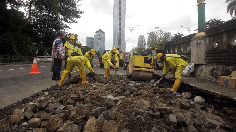 Jalan Ambles Bikin Bahaya Pengendara di Fly Over Kuningan Langsung Diperbaiki - Bagian 1