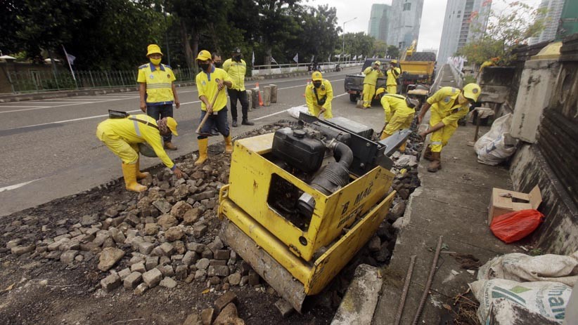 Jalan Ambles Bikin Bahaya Pengendara di Fly Over Kuningan Langsung Diperbaiki - Bagian 2