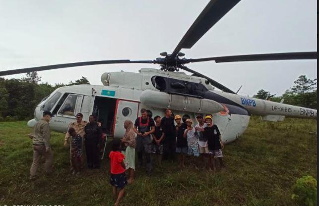 Cuaca Buruk, Helikopter Angkut Logistik Mendarat Darurat di Jayapura