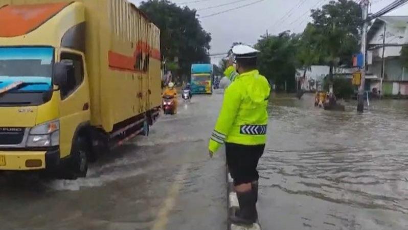 Banjir Setengah Meter Rendam Kendal, Jalur Pantura Penuh Lubang