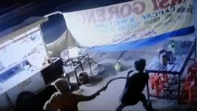 Terekam CCTV, Aksi Begal Sadis Bacok Penjual Nasgor di Bandung Barat
