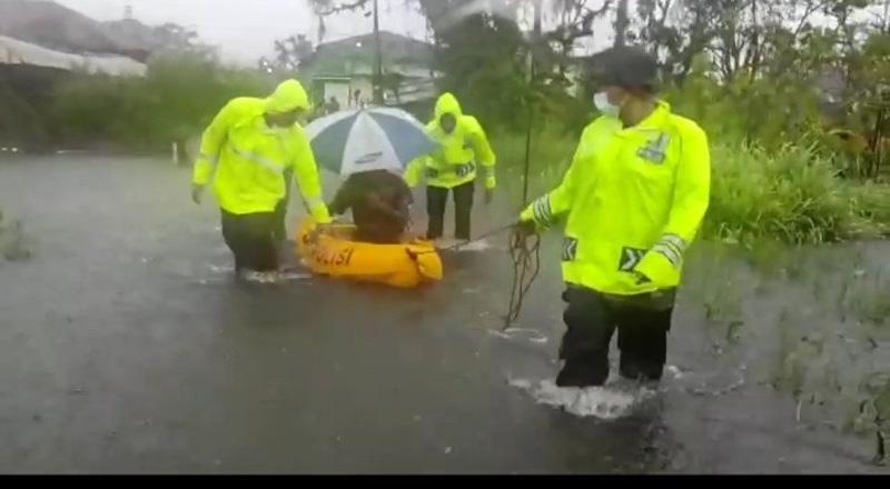 Dramatis, Polisi Berjibaku Evakuasi Puluhan Warga Terjebak Banjir di Kota Pekalongan