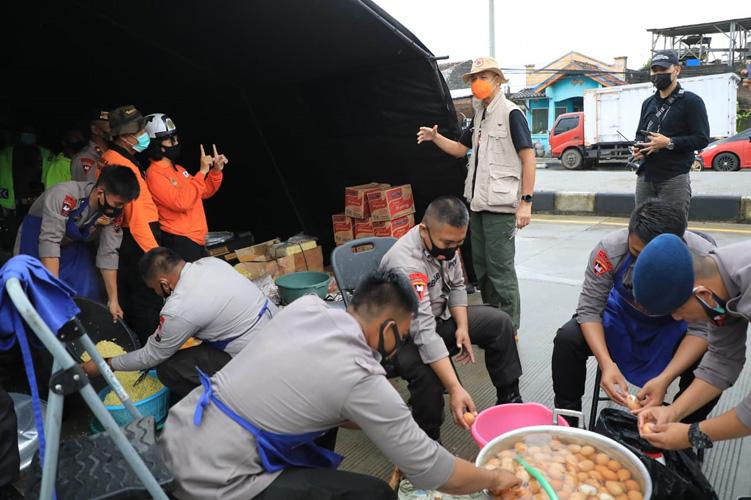 Cek Dapur Umum Banjir Semarang, Ganjar: Tidak Boleh Ada yang Kelaparan Ya