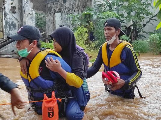 BPBD Karawang Kekurangan Perahu Karet, Evakuasi Korban Banjir Terpaksa Digendong