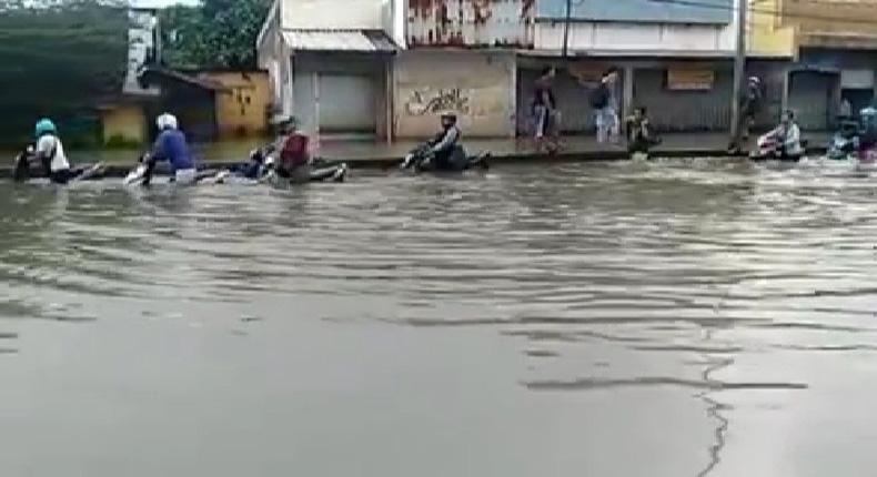 Minggu Siang Sejumlah Wilayah di Semarang Masih Terendam Banjir