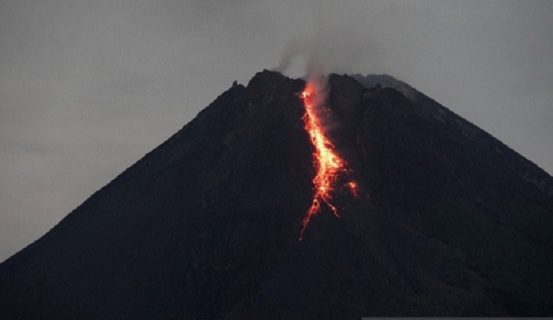 Gunung Merapi Luncurkan Lava Pijar Lagi hingga 18 Kali, Jarak Maksimal hingga 1.800 Meter