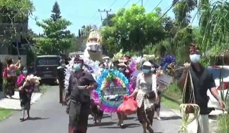title Prosesi Ngaben Penari Rangda yang Tewas di Bali, Warga Iringi Jenazah ke Pemakaman Prosesi Ngaben Penari Rangda yang Tewas di Bali, Warga Iringi Jenazah ke Pemakaman