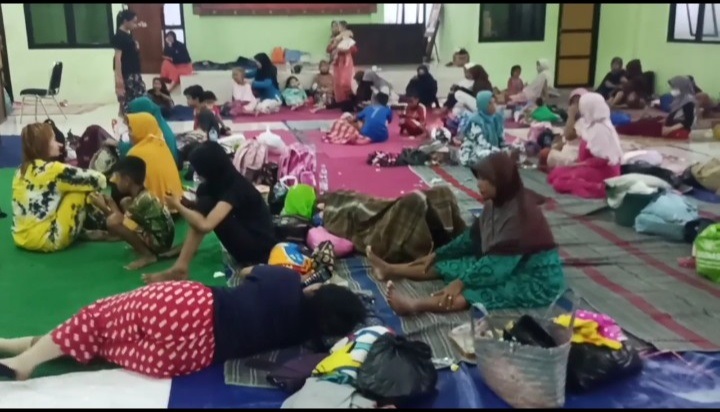 Banjir di Pekalongan Makin Parah, Ribuan Pengungsi Berdesakan 