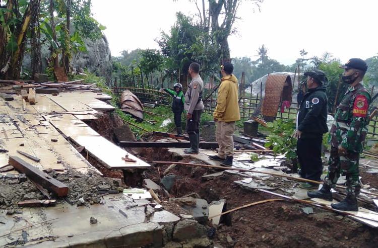 Tanah di Tegalwaru Purwakarta Bergerak, Sejumlah Rumah Rusak Parah