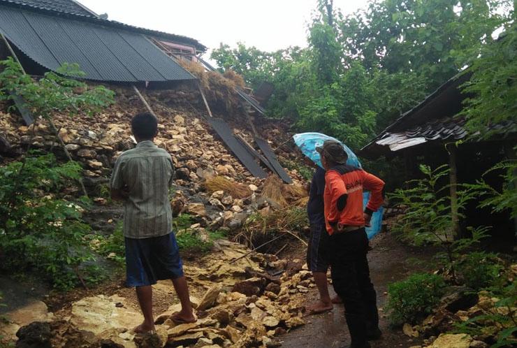  Tergerus Hujan, Sebuah Rumah di Gunungkidul Terancam Ambrol