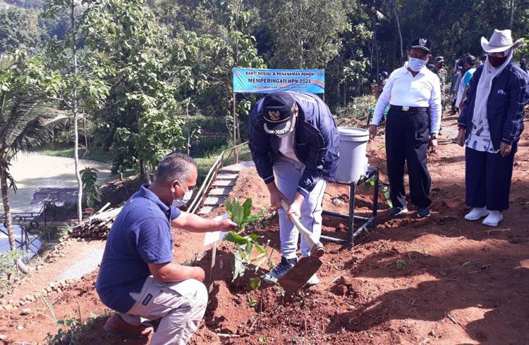 Peringati Hari Pers Nasional 2021, Wartawan Kulonprogo Bagikan Sembako hingga Tanam Pohon