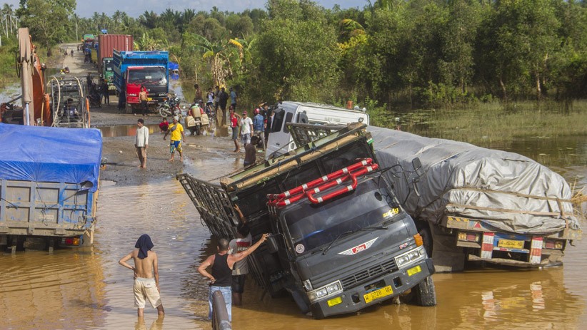 Jalan Nasional Rusak Parah akibat Banjir Kalsel, Banyak Truk Terjebak hingga 3 Hari - Bagian 3