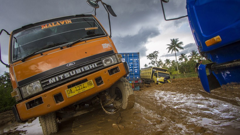Jalan Nasional Rusak Parah akibat Banjir Kalsel, Banyak Truk Terjebak hingga 3 Hari - Bagian 2