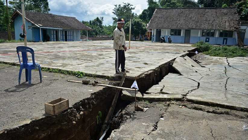Tanah Bergerak di Desa Girimukti Garut, Rumah dan Bangunan Ambruk - Bagian 3