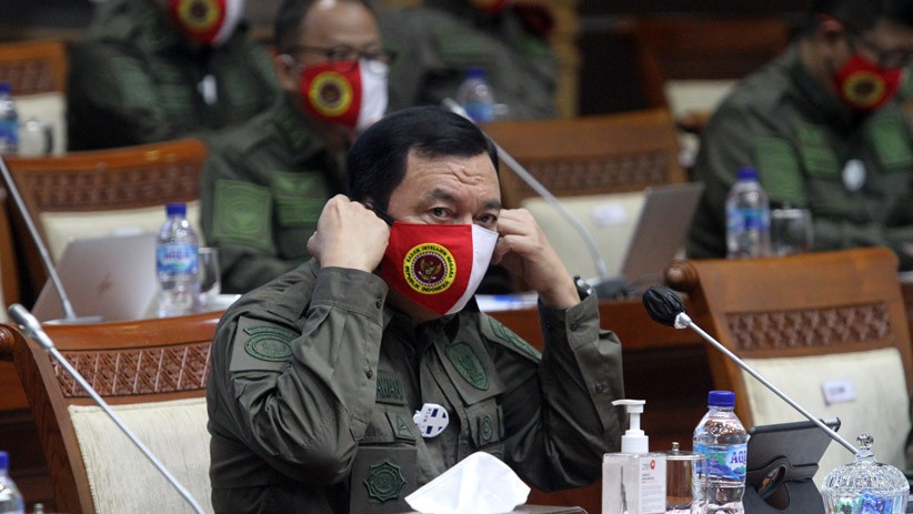Penampilan Kepala BIN Budi Gunawan Pakai Masker Merah Putih Ikuti Raker DPR - Bagian 2