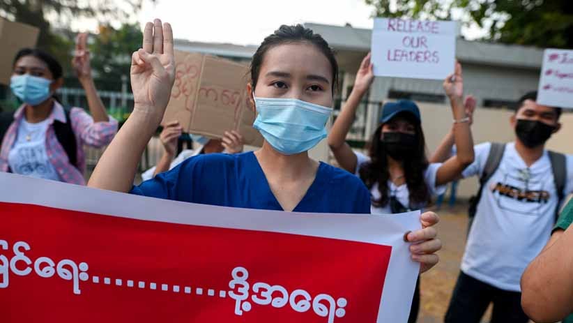 Ratusan Tenaga Kesehatan Turun ke Jalan Ikut Protes Kudeta Militer Myanmar - Bagian 3