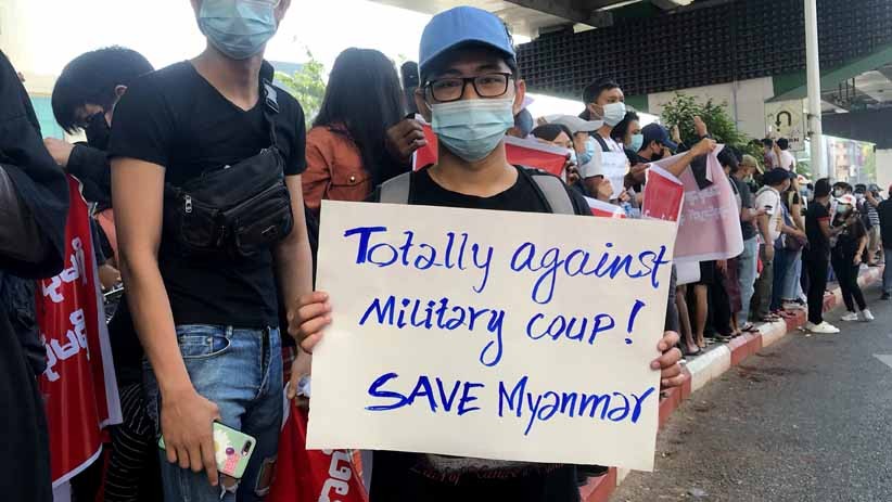 Ratusan Tenaga Kesehatan Turun ke Jalan Ikut Protes Kudeta Militer Myanmar - Bagian 4