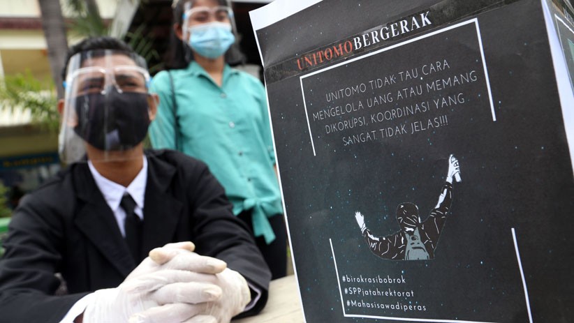 Mahasiswa Surabaya Tiduran di Halaman Kampus Desak Biaya Kuliah Dipotong - Bagian 5