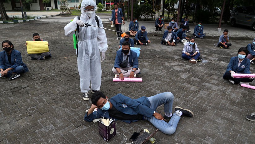 Mahasiswa Surabaya Tiduran di Halaman Kampus Desak Biaya Kuliah Dipotong - Bagian 2