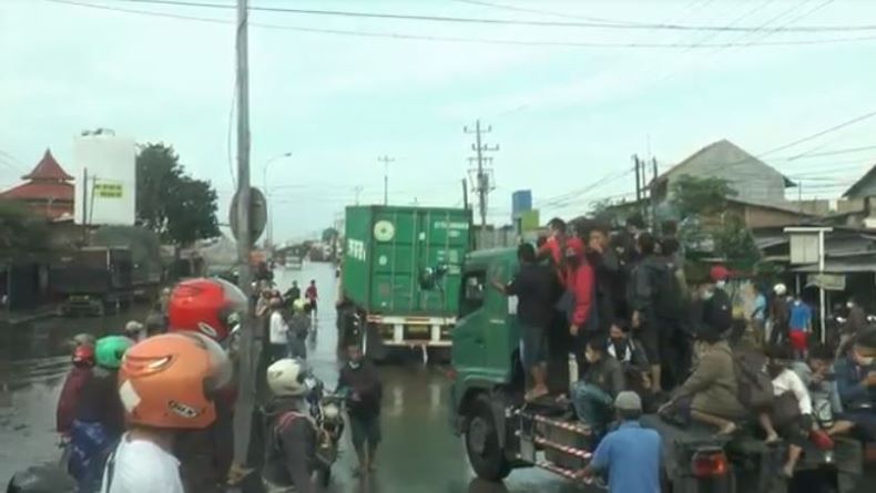 Banjir Masih Rendam Kaligawe Semarang, Karyawan Kesulitan Berangkat Kerja 