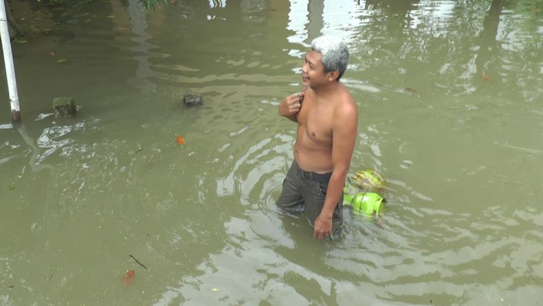title Curah Hujan Tinggi di Hulu Sungai, Banjir di Desa Sayung Demak Meluas  Curah Hujan Tinggi di Hulu Sungai, Banjir di Desa Sayung Demak Meluas