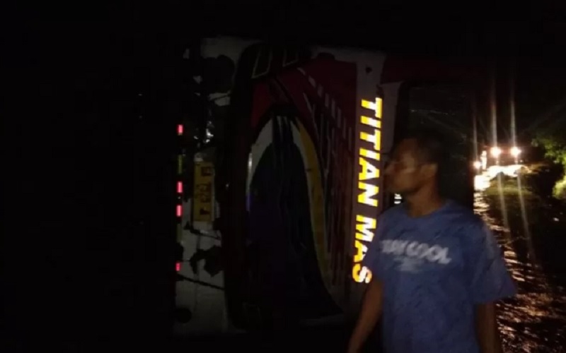  Bus Titian Mas Dompu-Mataram Terbalik di Manggelewa, Satu Orang Meninggal