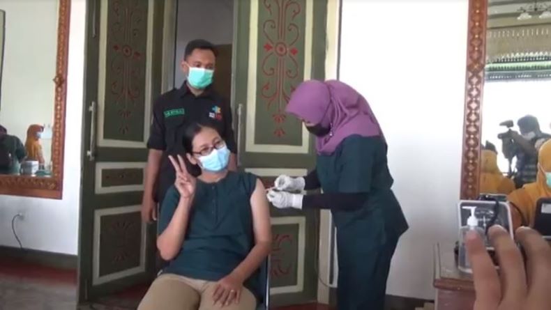 Vaksinasi Dosis Kedua, Nakes di Boyolali Minta Difoto saat Disuntik