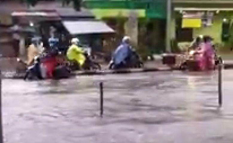 Senin Pagi Kawasan Genuk Semarang Masih Terendam Banjir, Jalur Pantura Tersendat
