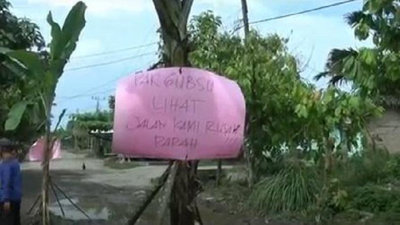 Aksi Protes, Warga Sergai Tanam Pohon Pisang dan Mancing Ikan di Jalan Rusak