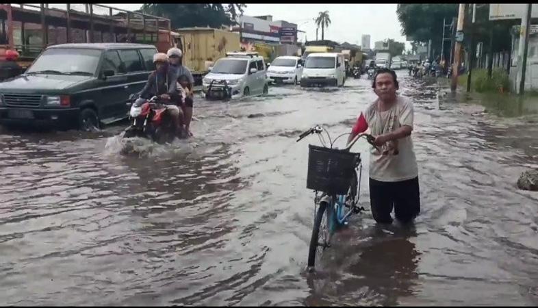 Banjir Masih Rendam Pekalongan, Jalur Pantura Macet 2 Km