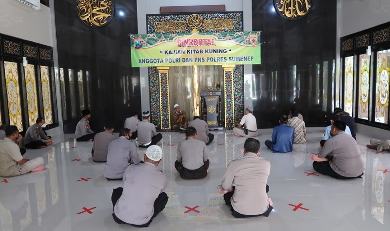 Ikuti Imbauan Kapolri, Polisi di Sumenep Ngaji Kitab Kuning seperti di Pesantren 