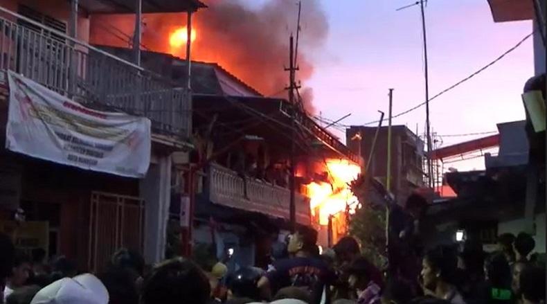 title Kebakaran di Permukiman Penduduk Kota Makassar, Diduga akibat Korsleting Listrik Kebakaran di Permukiman Penduduk Kota Makassar, Diduga akibat Korsleting Listrik