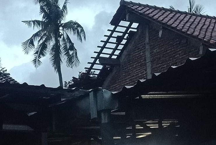 Puting Beliung Terjang Semarang, Sejumlah Rumah Rusak dan Pohon Tumbang