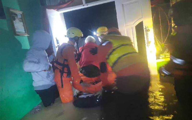 Terjebak Banjir, Kakek Lumpuh di Pagaden Subang Dievakuasi Tim SAR Gabungan