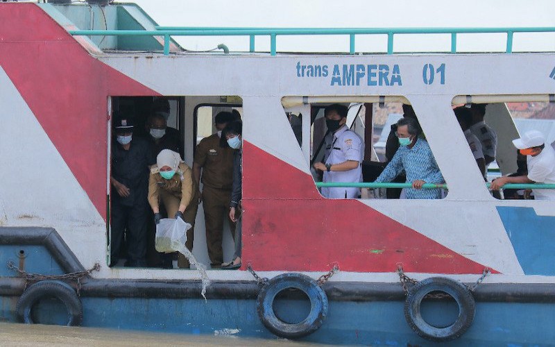 Ribuan Benih Ikan Nila dan Tebakang Ditebar di Sungai Musi 