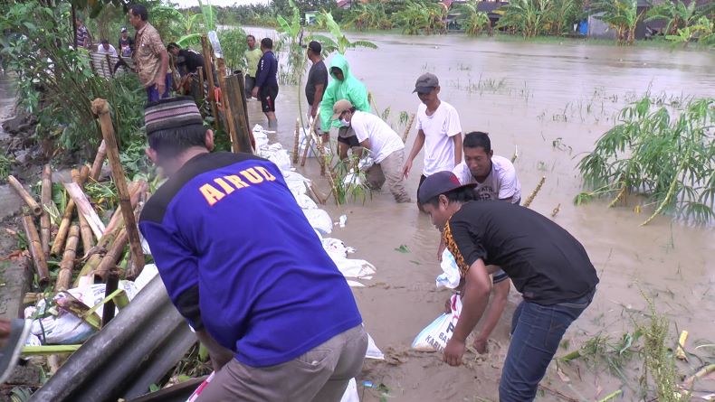Talut Paravet Sungai Dombo Sayung Ambrol, Air Sungai Masuk ke Permukiman 