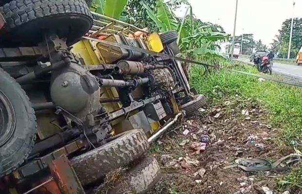 Truk Bermuatan Penggulung Kabel Terbalik di Cianjur, Sopir dan Kernet Luka-Luka